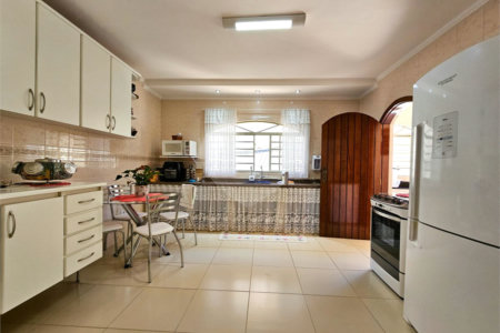 Casa térrea em Atibaia com 3 dormitórios (2 suítes), piscina, espaço gourmet, condomínio fechado