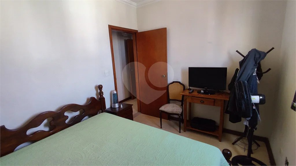 Vende-se apartamento de dois dormitórios no Edifício Marseille, no Centro de Piracicaba;