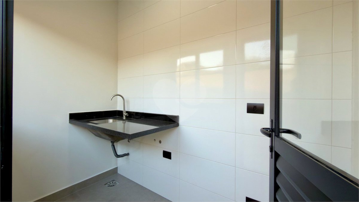 Casa térrea 3 dormitórios (3 suítes), espaço gourmet, piscina, 2 vagas garagem, condomínio fechado com ampla área lazer