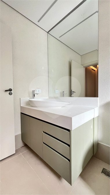 Apartamento com 69 metros todo reformado ao lado da Alameda Lucas em Atibaia.