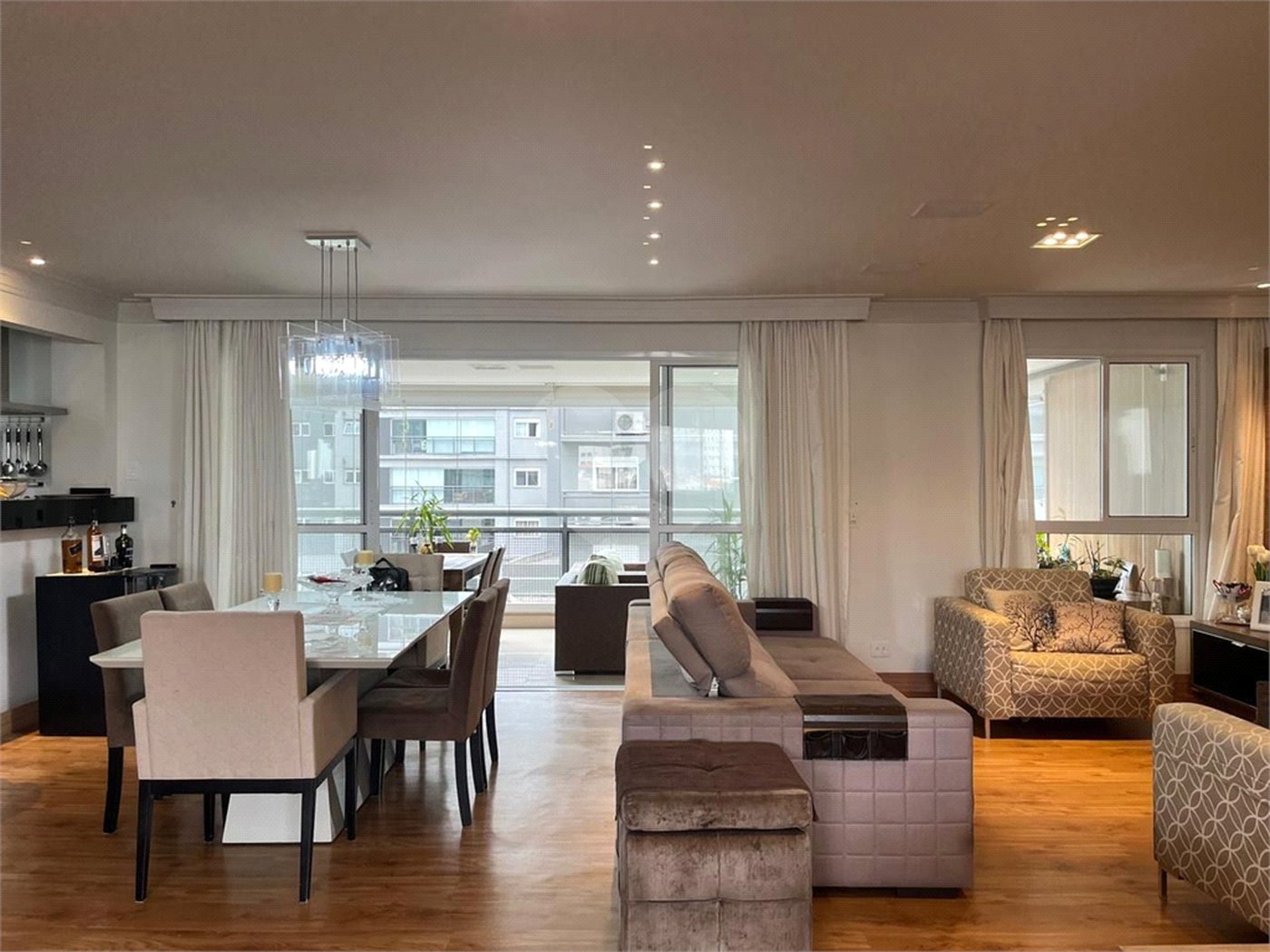 Apartamento á venda com 200m² - Bosque da Saúde