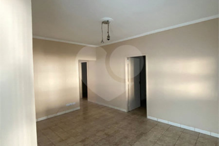 Casa Térrea com 3 dormitórios, sendo 2 suítes.