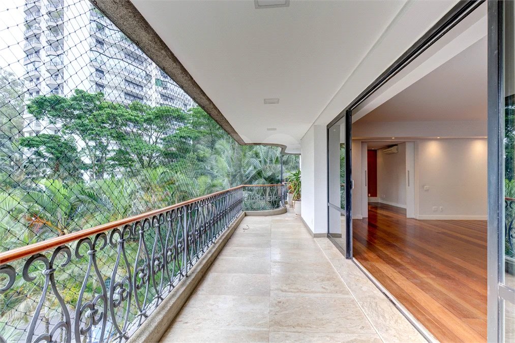 Apartamento no Alto da Boa Vista Condomíno com vasta área verde, lazer e segurança..