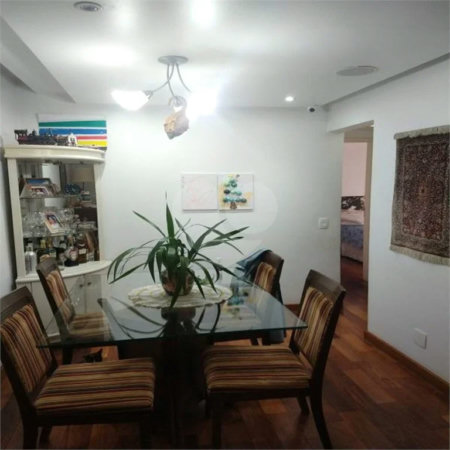 Apartamento na Vila Nova Conceição de 100m2 com 2 dorms, 1 suíte , 3 banheiros, 2 vagas. Estuda permuta.