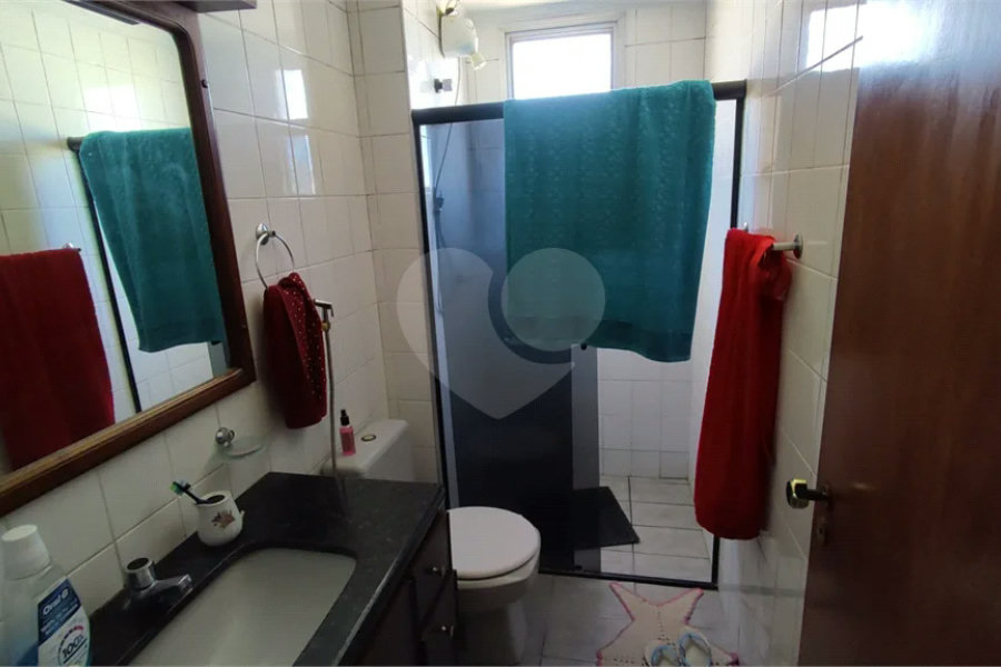 Vende-se apartamento de dois dormitórios no Edifício Marseille, no Centro de Piracicaba;