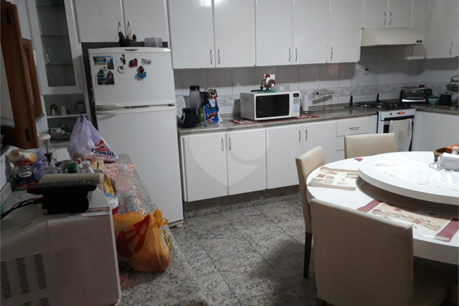 Mansão em condomínio, com 6 suites, e vagas para 15 autos....