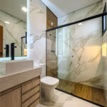 Indaiatuba - Condomínio Milano - Sobrado - 350 m² de terreno - 240 m² de área construída - 4 vagas de garagem, sendo 2 cobertas - Salas de estar e jantar integradas - 3 suítes com closet e varanda no pavimento superior - Escritório no térreo - Espaço gourmet com churrasqueira - Banheiro externo