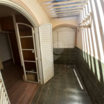Casa térrea com 3 dormitórios, sendo 1 suíte.