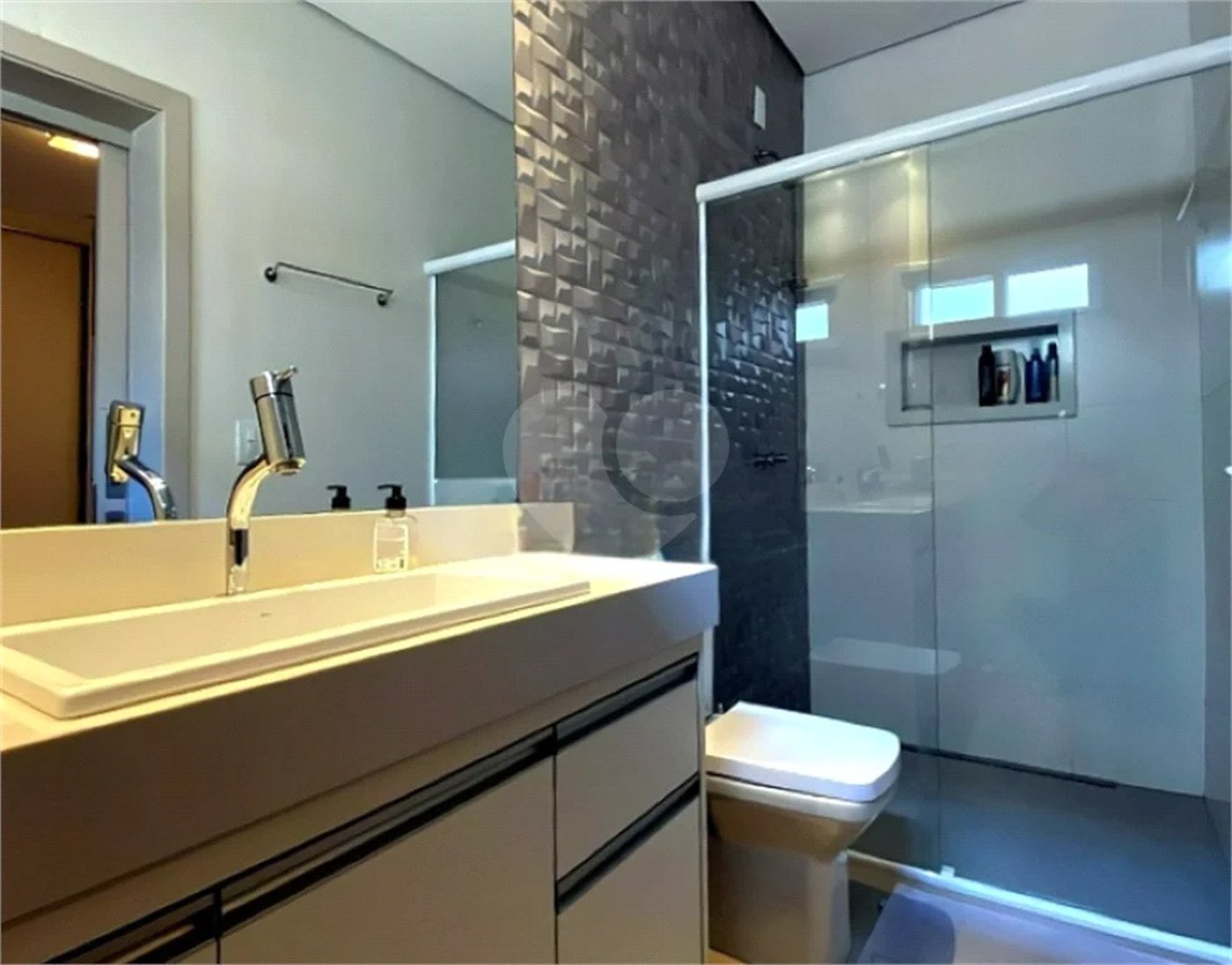 Casa de Alto Padrão em Condomínio com 4 suítes.