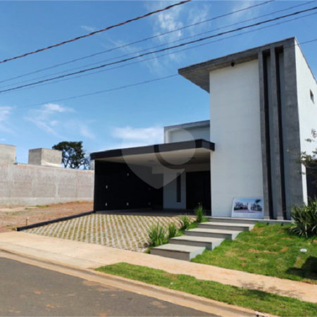 Casa no condomínio Parque Faber IV