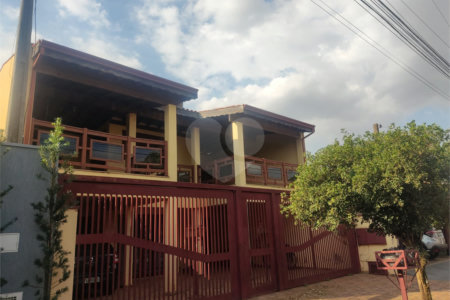 Sobrado espaçoso com 3 quartos,no Parque Fehr á Venda!