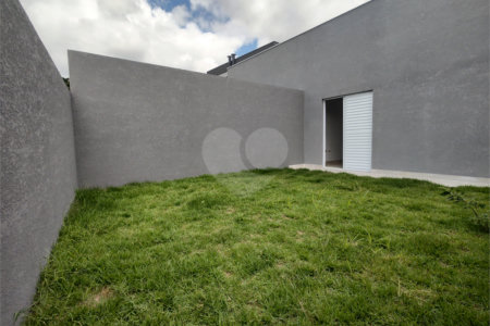 Casa térrea em Atibaia com 3 suítes, sala 2 ambientes, 2 vagas garagem, excelente localização, pronta para morar