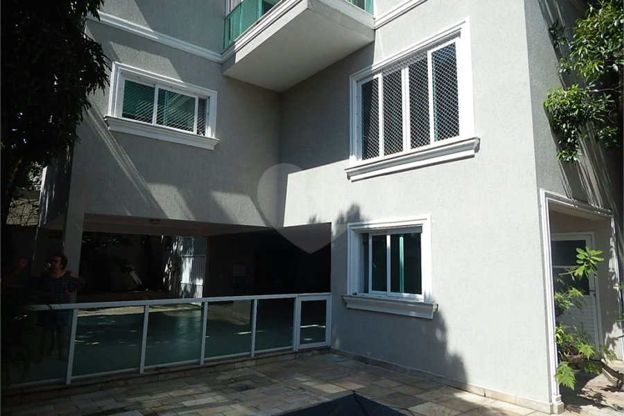 Casa em condomínio fechado no Jardim Floresta, 3 suítes, área gourmet, piscina, 4 vagas.