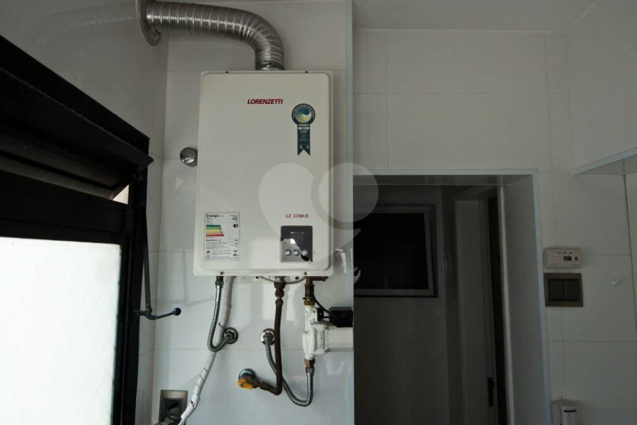 Linda cobertura Duplex om 3 dormitórios, sendo uma suíte com armários e ar condicionado e 2 vagas .