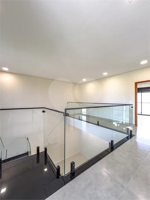 Indaiatuba - Condomínio Milano - Sobrado - 350 m² de terreno - 240 m² de área construída - 4 vagas de garagem, sendo 2 cobertas - Salas de estar e jantar integradas - 3 suítes com closet e varanda no pavimento superior - Escritório no térreo - Espaço gourmet com churrasqueira - Banheiro externo