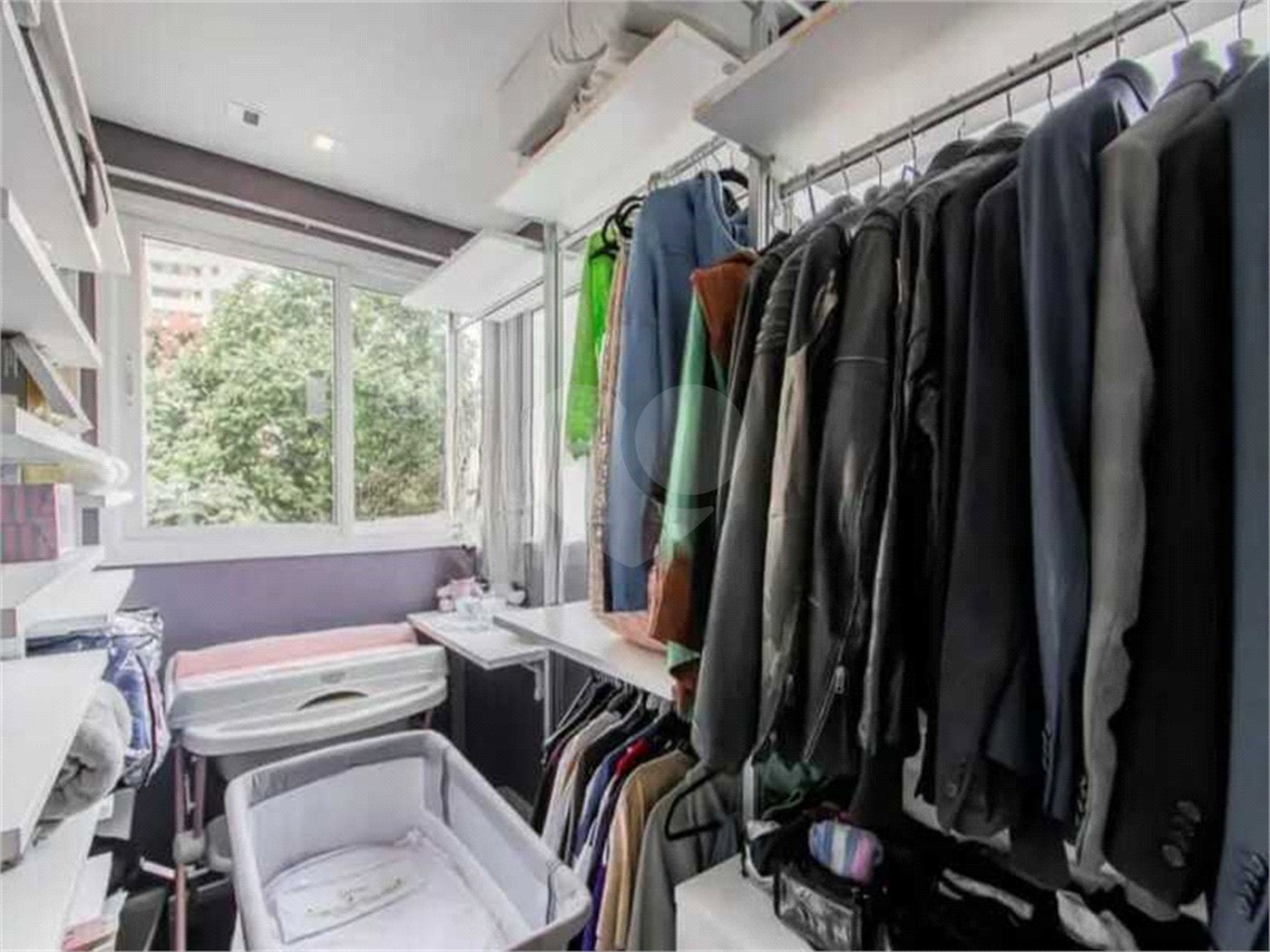 Apartamento de 306m² na melhor região de Moema, 3 suítes, 5 vagas, varanda gourmet, depósito, fora de rota