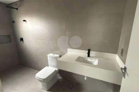 Sobrado de alto padrão no Swiss Park, totalmente reformado, com 4 suítes, piscina, elevador, espaço gourmet, 4 vagas e condomínio com lazer completo.