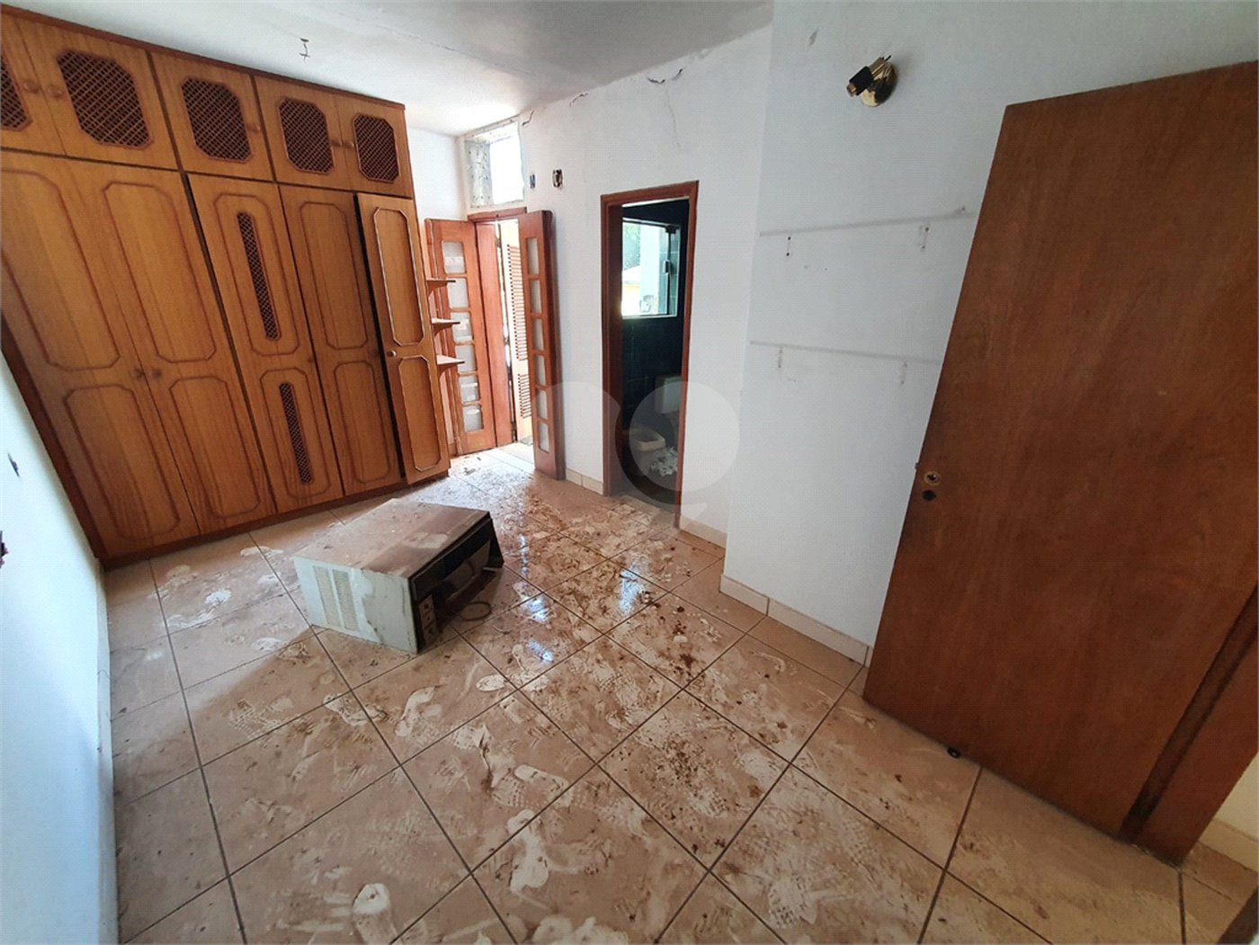 Casa térrea com 5 dormitórios, sendo 2 suítes.