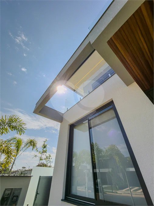 Indaiatuba - Condominio Villa Sapezal - 318 m² de Terreno - 230 m² de Área Construída - 3 suítes, sendo 1 Master com closet planejado - Sala de TV - Sala de estar integrada à Sala de jantar - Cozinha com móveis planejados - Despensa - Escritório planejado - Lavabo - Piscina com preparação para aquec