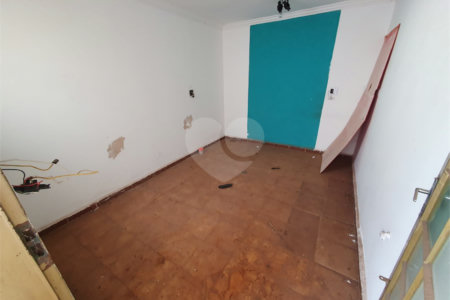 Casa térrea com 5 dormitórios, sendo 2 suítes.