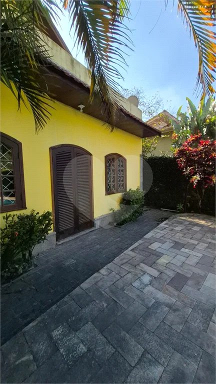 Casa com Piscina, Sauna e Edícula em Rua Arborizada no Tremembé