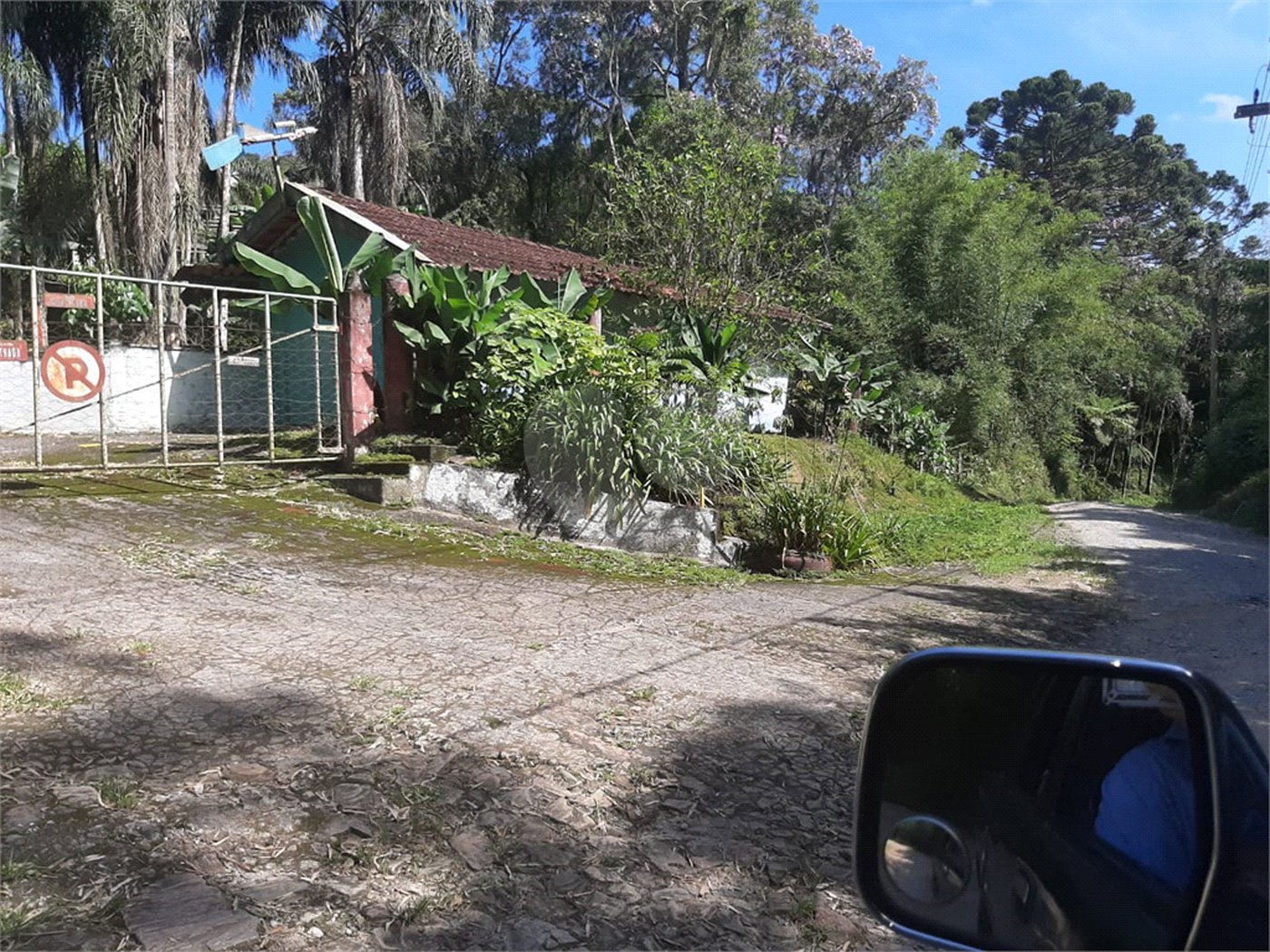 Tapiraí Sp - Sítio Santa Clara - Area de 12,1 ha - composto por casa principal, galpões poço artesiano, ótima área para plantios. Fica localizado a aproximadam. 1 quilômetro da prefeitura. Area preservação permanente- 4,6 ha - Area aproveitável - 4,6 ha - area utilizada rural - 2,5 ha -R$ 750.000,00