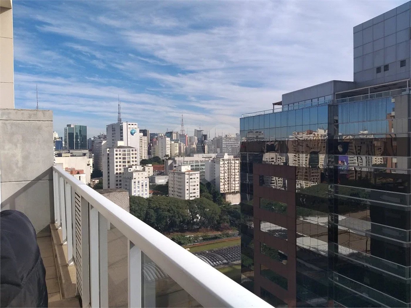Conjunto comercial duplex à venda na Aclimação. Andar inteiro, puro charme!