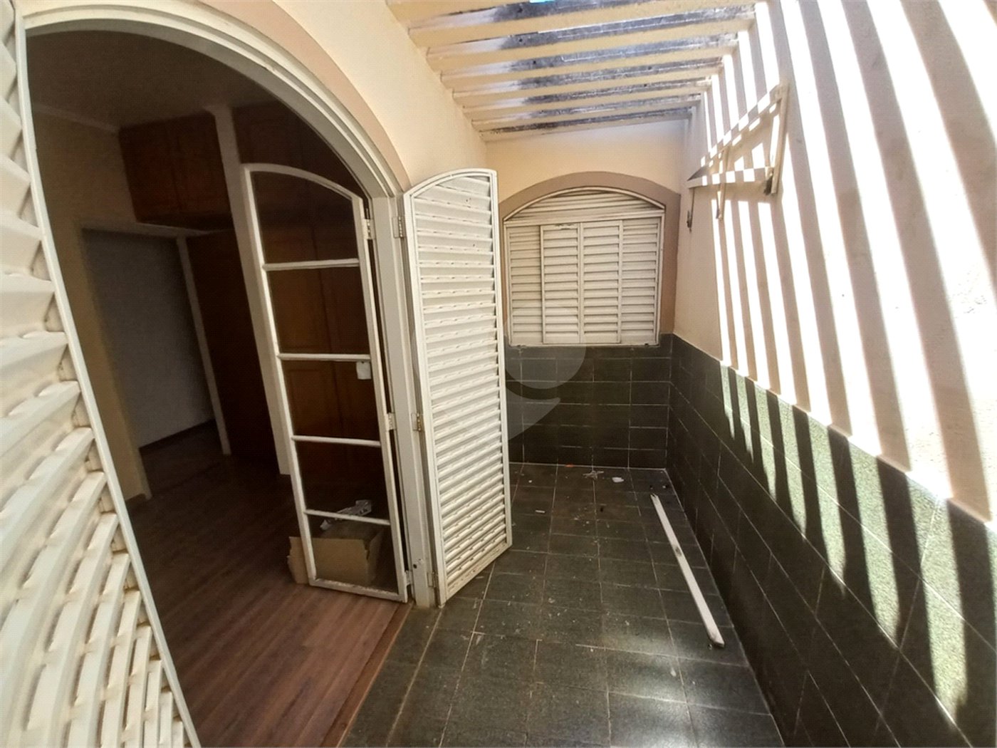 Casa térrea com 3 dormitórios, sendo 1 suíte.