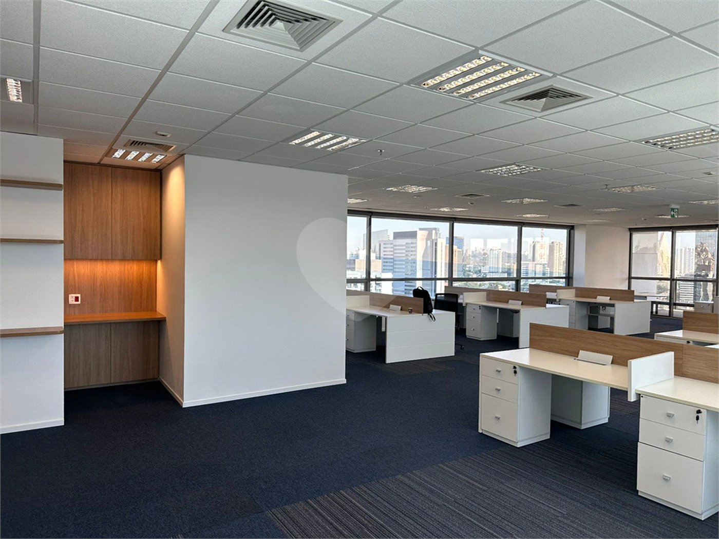 Conjunto comercial com 266m², 8 vagas, para locação no Brooklin
