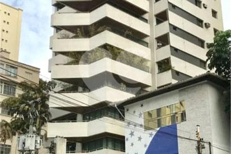 Apartamento 192m² à venda na Aclimação com 3 suítes e 3 vagas.