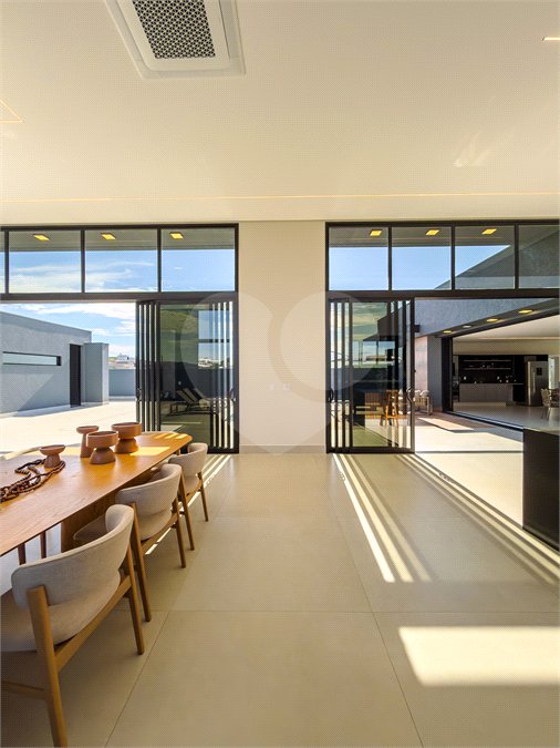 Indaiatuba - Quintas da Terracota - 1252 m² de terreno - casa térrea com 514 m² de área construída -3 vagas de garagem cobertas e 3 descobertas Lavabo - Sala de estar e jantar amplas e integradas - Escritório privativo - Cozinha toda equipada com geladeira, forno, micro-ondas, lava-louças,