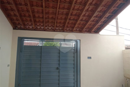 Casa á venda, com 02 Dormitórios, em Jardim Medeiros.