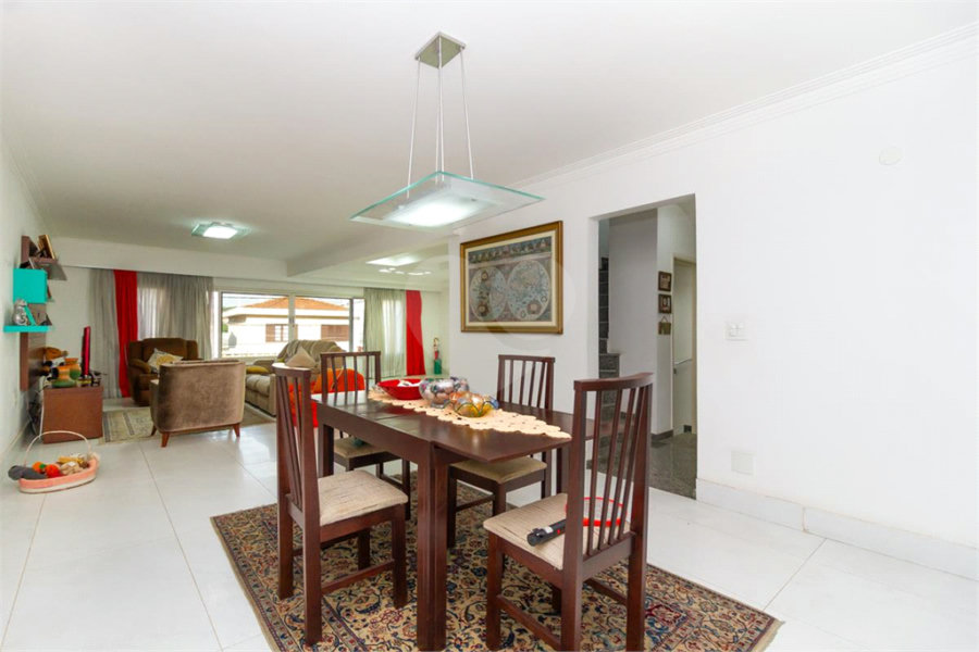 Casa Sobrado à venda com 342 m², 3 dormitórios, sendo 2 suítes, 4 vagas na Vila Mariana - São Paulo.