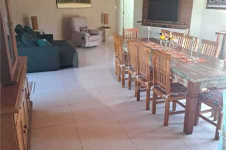 Casa Ampla com 5 Dormitórios, Piscina e Lazer Completo em Terreno de 1.260 m²