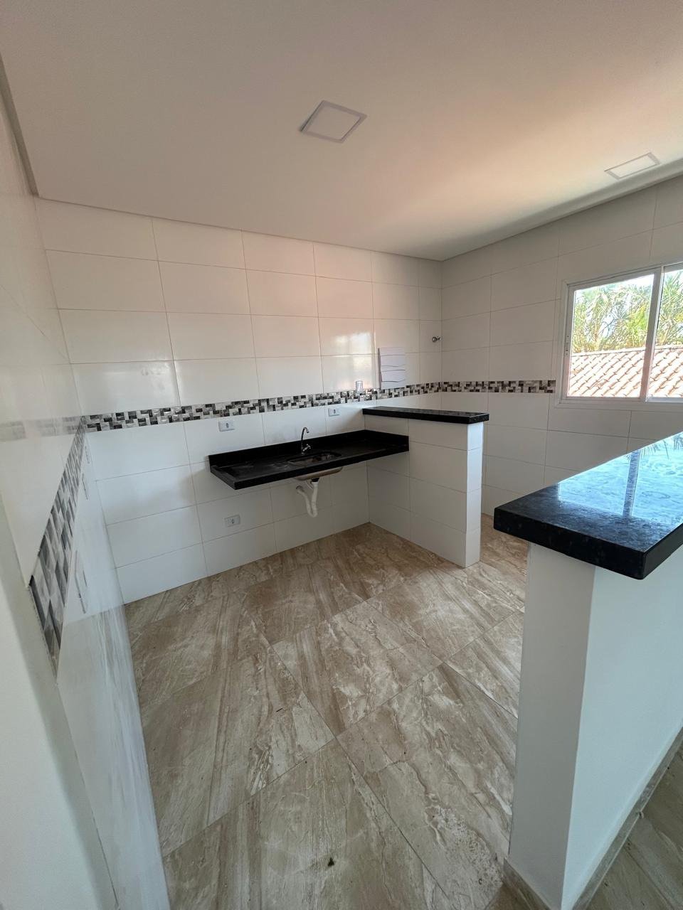 Duplex à venda com 2 quartos, sendo 1 suíte, apenas 400m Mar