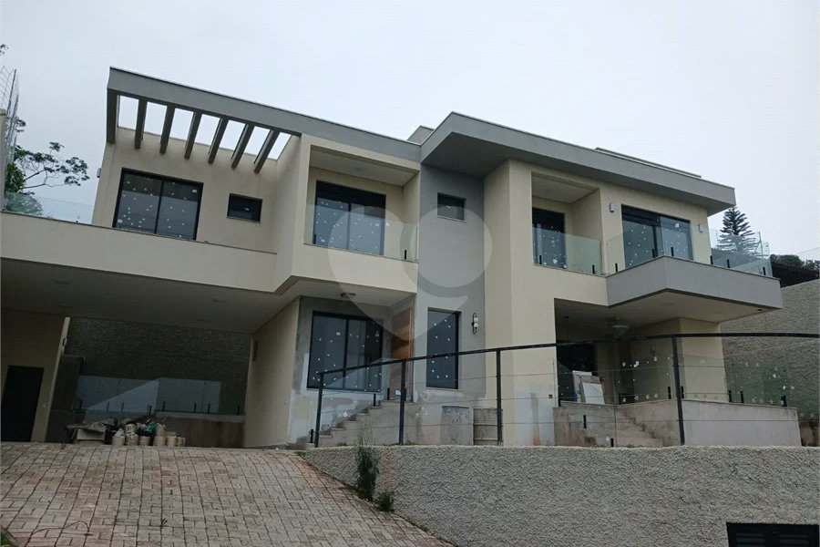 Sobrado à venda com 3 suítes em Roseira, Mairiporã, SP