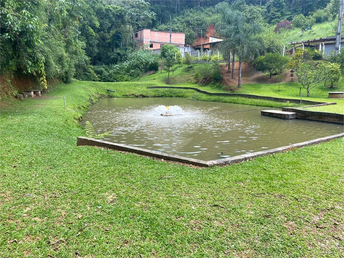 Vende-se chácara com lago Nazare Paulista com 3.000 m²