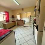 Casa térrea com piscina e 3 quartos.