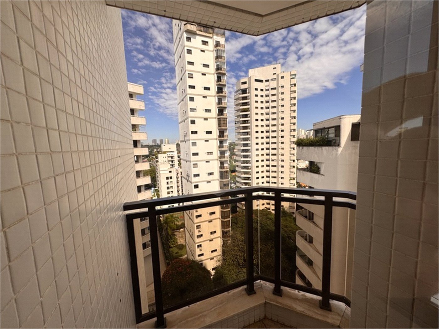 Higienópolis: Apartamento de 350 m2, 4 suítes, 5 vagas.