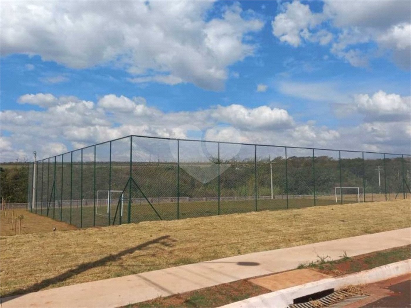 Terreno para venda, dispondo de 251,00 m² .