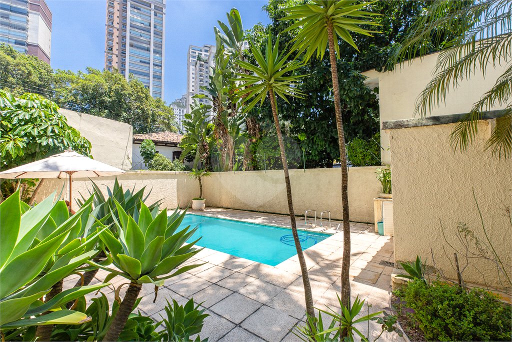 Apartamento para venda em Moema com 185m², 3 dormitórios sendo 1 suíte e 1 vaga