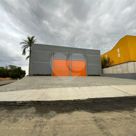 GALPÃO INDUSTRIAL NOVO – 800 M² - Em frente à Rodovia Kanela Forti