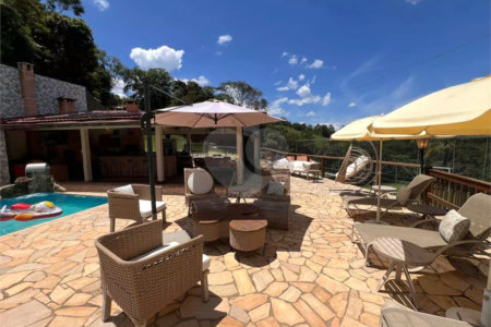 Chácara com excelente infraestrutura, contendo casa com 8 dormitórios, 900 m² de área construída, área total de 3000m², piscina adulto e infantil, churrasqueira, quadra gramada de futebol - Rio Acima - Atibaia/SP 900 m² Área construída 3.000 m² Área do terreno