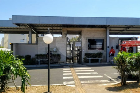 Apartamento no Condomínio Monte Azul.