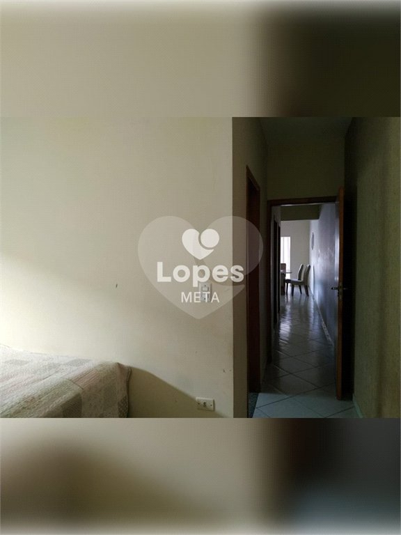 Esta encantadora casa, situada no tranquilo bairro Jardim Bandeirantes, na zona sul de São José dos