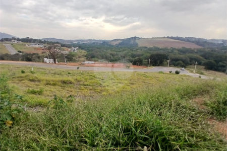 Lote com 561,86 m² à Venda em Condomínio Fechado