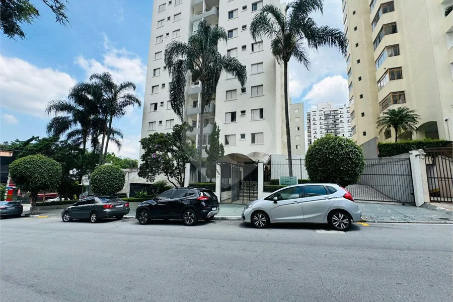 Vende-se Apartamento de 2 Quartos com Sacada na Vila Mascote