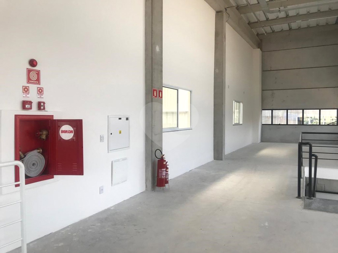 Galpão industrial com renda à venda em Cotia
