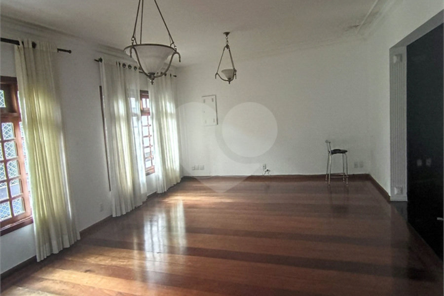 SOBRADO DE 426,0 M² COM 04 SUITES, SALÃO DE FESTAS, 06 VAGAS,06 BANHEIROS E PISCINA PARA LOCAÇÃO OU VENDA NO BARRO BRANCO