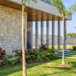 Indaiatuba - Condominio Villa Sapezal - 318 m² de Terreno - 230 m² de Área Construída - 3 suítes, sendo 1 Master com closet planejado - Sala de TV - Sala de estar integrada à Sala de jantar - Cozinha com móveis planejados - Despensa - Escritório planejado - Lavabo - Piscina com preparação para aquec